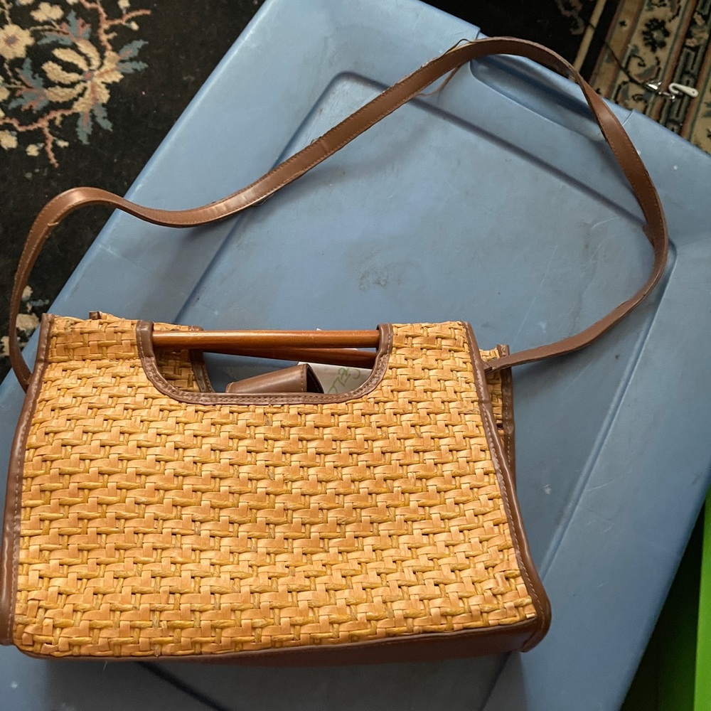 🔴PURSE: Basketweave design with leather accents Brown leather, ochre weave Strap